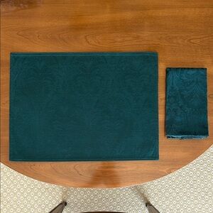 Set of 8 placemats and 8 napkins.‎ Maroon red. New without tags. Never used.